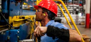 Actualización de Normativas y Evaluación de Riesgos en Maquinaria Industrial