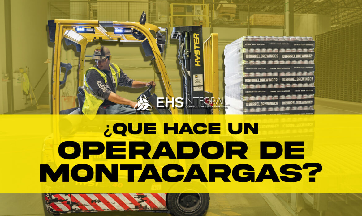 Operador de montacargas realiza checklist y estiba una tarima en rack alto, con chaleco y cinturón, respetando rutas peatonales.