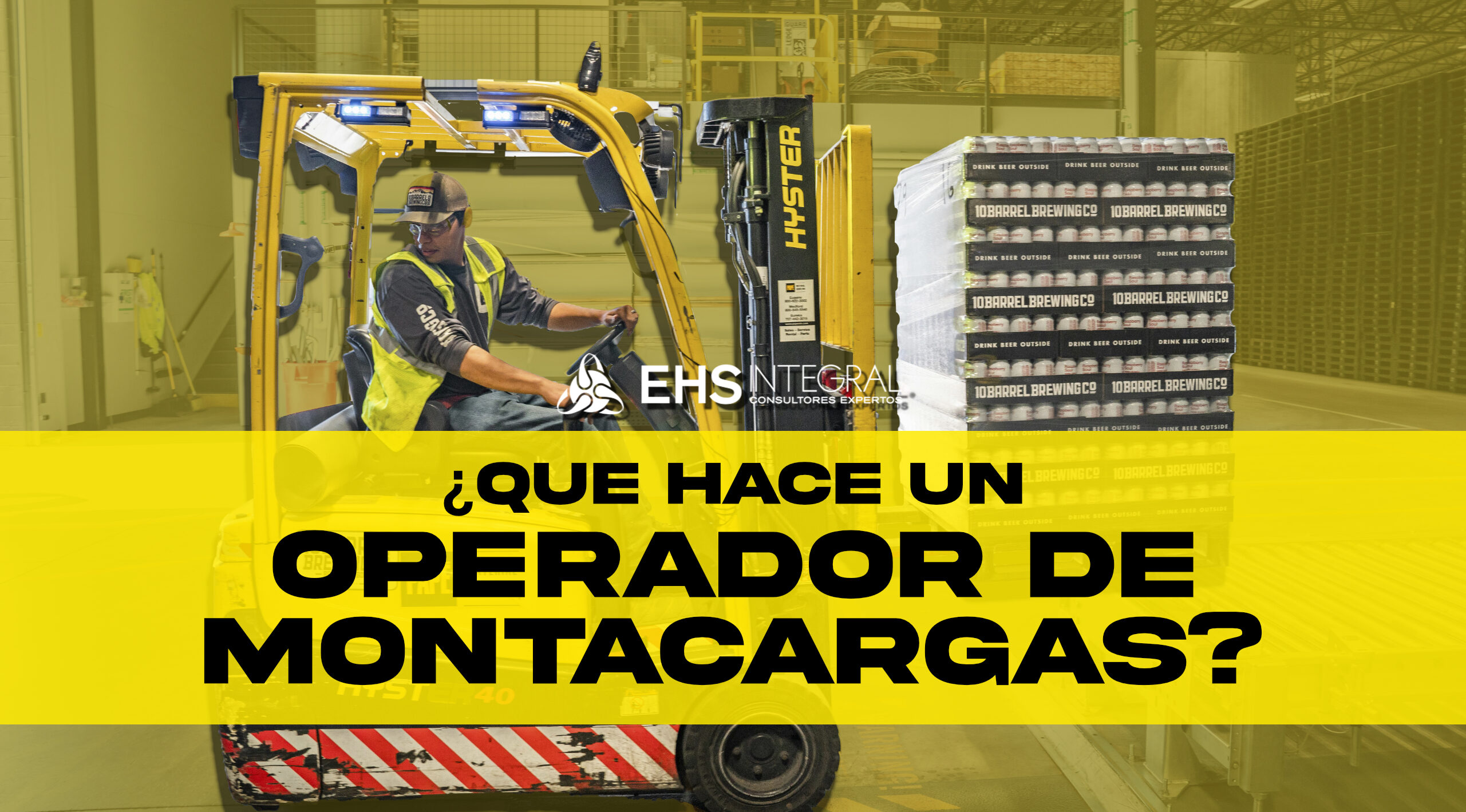 Operador de montacargas realiza checklist y estiba una tarima en rack alto, con chaleco y cinturón, respetando rutas peatonales.