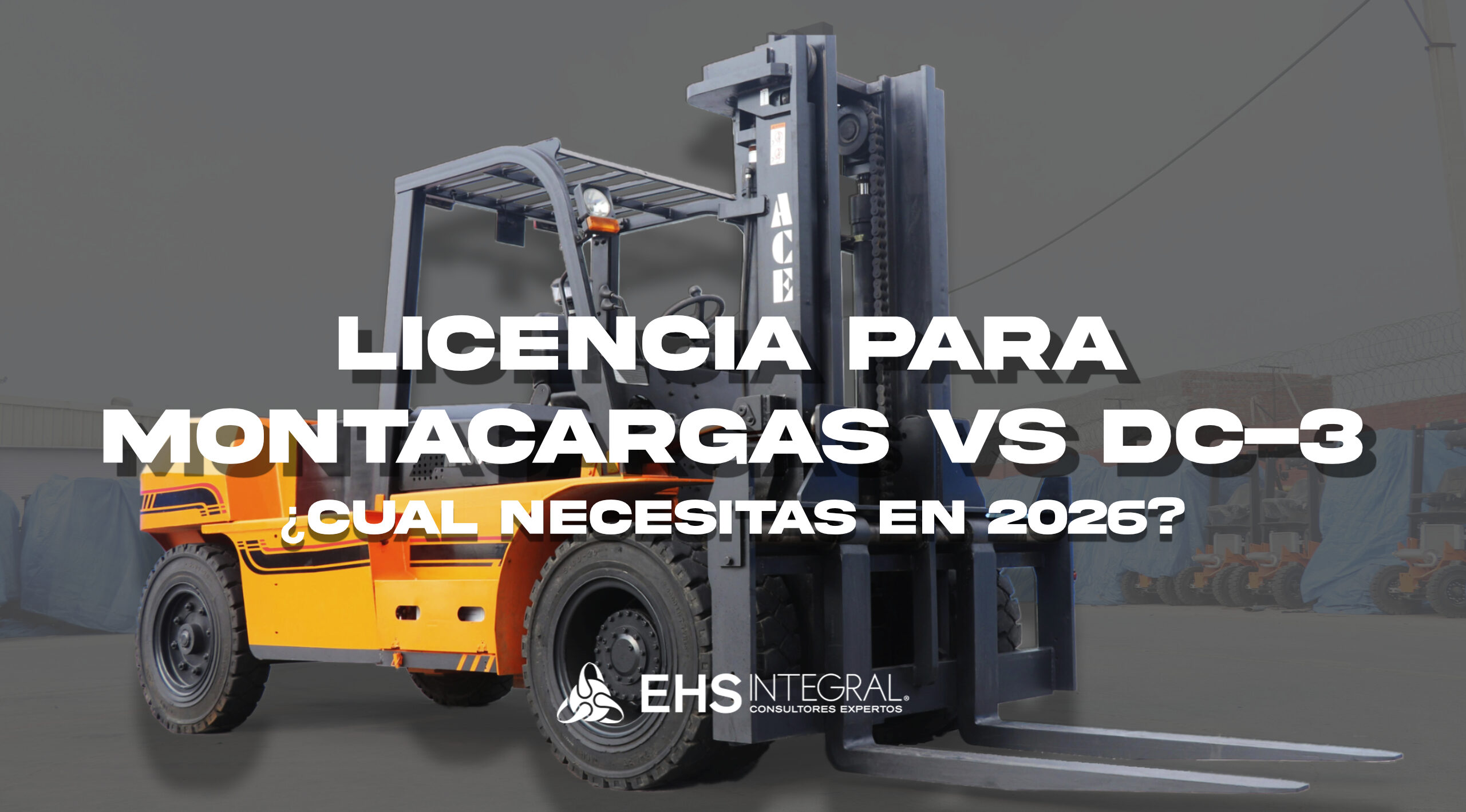 perador de montacargas con EPP mostrando constancia DC-3; capacitación y seguridad en almacén.