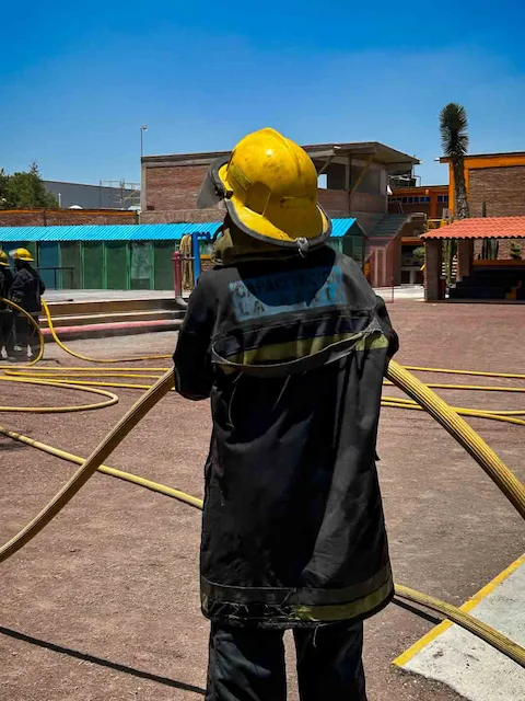 Capacitación práctica en planta de curso de montacargas