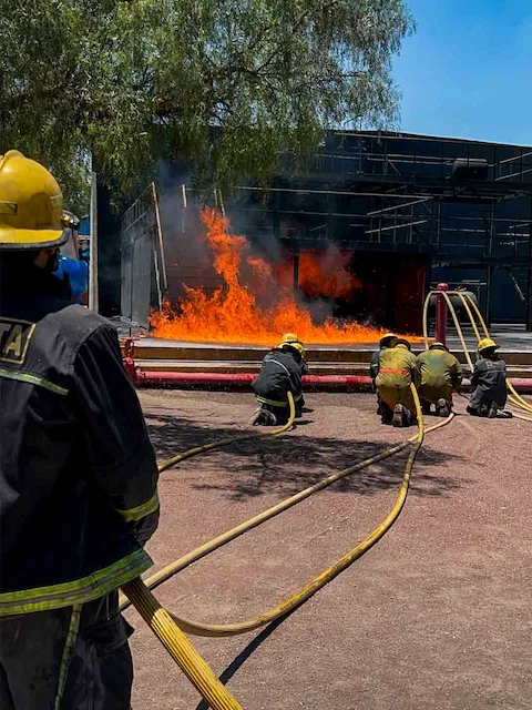 Operadores entrenando en el curso de montacargas para empresas