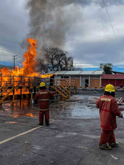 Instructor STPS evaluando maniobras en curso de montacargas