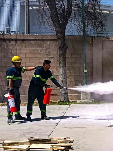 Capacitación práctica de combate contra incendios en planta